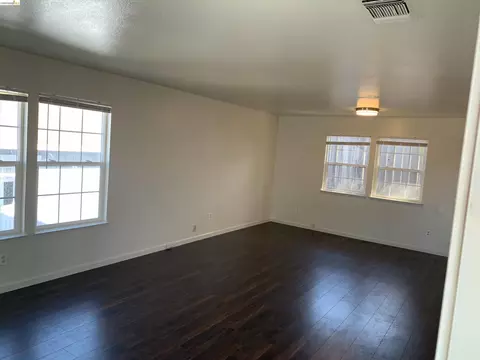 Living - 308 Florida St, Vallejo, CA 94590 photo 2 of 6