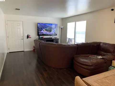 Living - 308 Florida St, Vallejo, CA 94590 photo 5 of 6