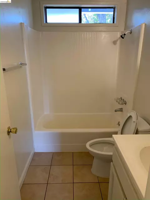 Bath - 308 Florida St, Vallejo, CA 94590 photo 1 of 2