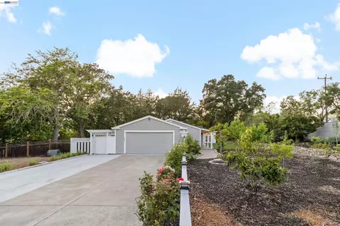 1021 Scots Ln, Walnut Creek, CA 94596