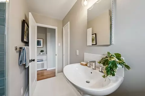 Bath - 1427 Summit Rd, Berkeley, CA 94708 photo 3 of 6