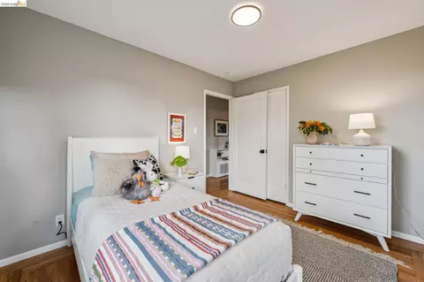 Bedroom - 1427 Summit Rd, Berkeley, CA 94708 photo 3 of 9