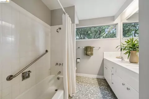 Bath - 1427 Summit Rd, Berkeley, CA 94708 photo 5 of 6