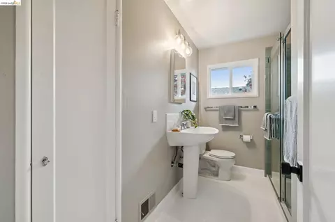 Bath - 1427 Summit Rd, Berkeley, CA 94708 photo 1 of 6