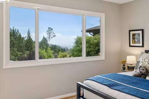 Bedroom - 1427 Summit Rd, Berkeley, CA 94708 photo 5 of 9