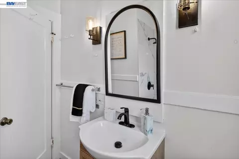 Bath - 1175 Camelia St, Berkeley, CA 94702 photo 4 of 4