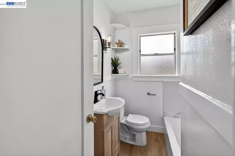 Bath - 1175 Camelia St, Berkeley, CA 94702 photo 2 of 4