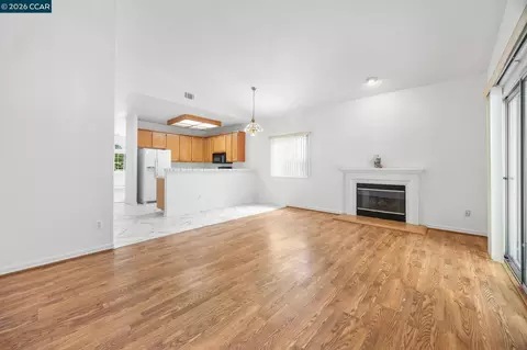 Living - 1402 Legend Cir, Vallejo, CA 94591 photo 4 of 5