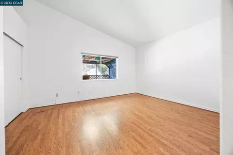Living - 1402 Legend Cir, Vallejo, CA 94591 photo 5 of 5