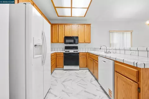 Kitchen - 1402 Legend Cir, Vallejo, CA 94591 photo 2 of 2