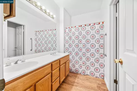 Bath - 1402 Legend Cir, Vallejo, CA 94591 photo 2 of 2