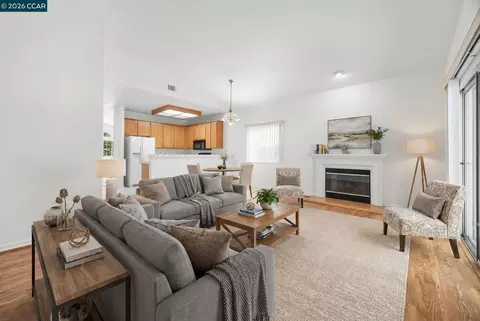 Living - 1402 Legend Cir, Vallejo, CA 94591 photo 3 of 5