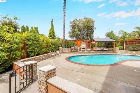Exterior - 27734 Fallen Leaf Ct, Hayward, CA 94542 photo 12 of 16