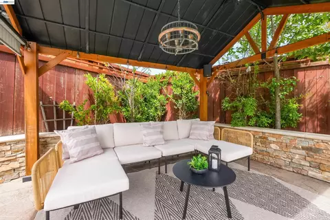 Exterior - 27734 Fallen Leaf Ct, Hayward, CA 94542 photo 6 of 16
