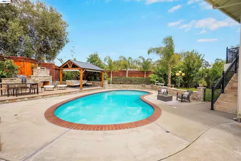 Exterior - 27734 Fallen Leaf Ct, Hayward, CA 94542 photo 10 of 16
