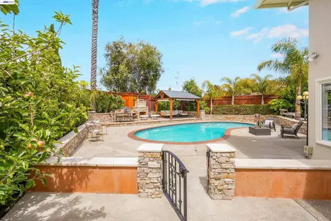 Exterior - 27734 Fallen Leaf Ct, Hayward, CA 94542 photo 11 of 16