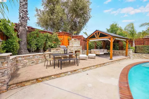 Exterior - 27734 Fallen Leaf Ct, Hayward, CA 94542 photo 8 of 16