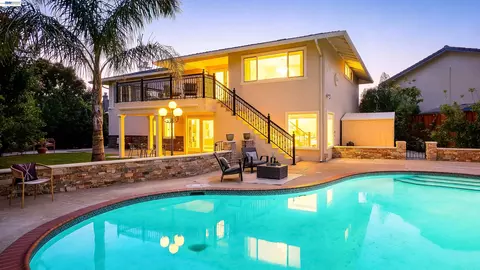 Exterior - 27734 Fallen Leaf Ct, Hayward, CA 94542 photo 5 of 16