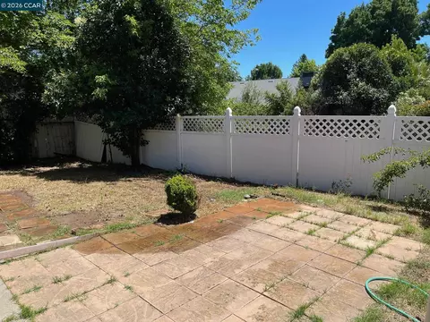 Exterior - 2085 Acwron Dr, Red Bluff, CA 96080 photo 4 of 14