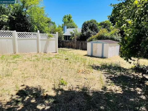 Exterior - 2085 Acwron Dr, Red Bluff, CA 96080 photo 8 of 14