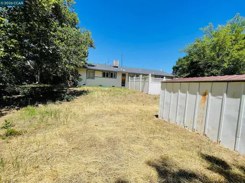Exterior - 2085 Acwron Dr, Red Bluff, CA 96080 photo 10 of 14