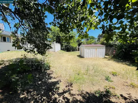 Exterior - 2085 Acwron Dr, Red Bluff, CA 96080 photo 6 of 14