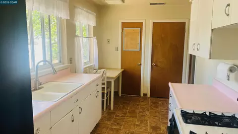 Kitchen - 2085 Acwron Dr, Red Bluff, CA 96080 photo 2 of 3