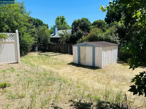 Exterior - 2085 Acwron Dr, Red Bluff, CA 96080 photo 7 of 14