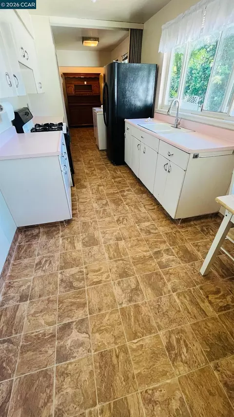 Kitchen - 2085 Acwron Dr, Red Bluff, CA 96080 photo 3 of 3