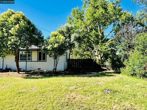 Exterior - 2085 Acwron Dr, Red Bluff, CA 96080 photo 13 of 14