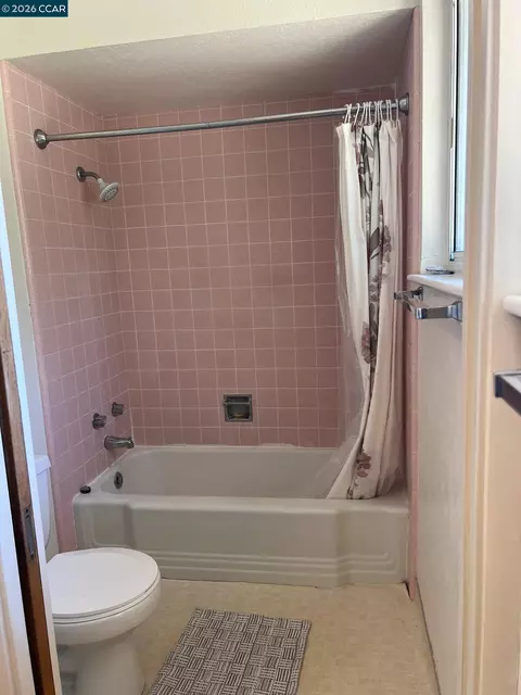 Bath - 2085 Acwron Dr, Red Bluff, CA 96080 photo 2 of 4
