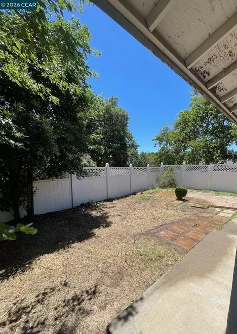 Exterior - 2085 Acwron Dr, Red Bluff, CA 96080 photo 5 of 14