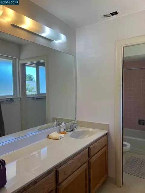 Bath - 2085 Acwron Dr, Red Bluff, CA 96080 photo 1 of 4