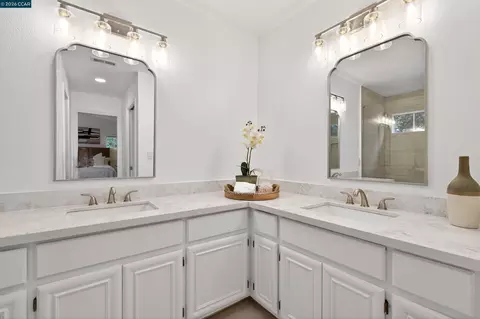 Bath - 124 Coralflower Ln, San Ramon, CA 94582 photo 2 of 4