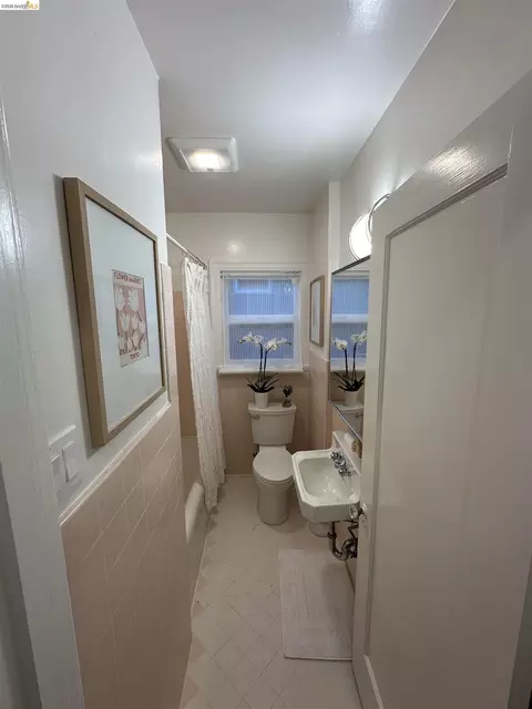 Bath - 2426 West St, Berkeley, CA 94702 photo 1 of 3