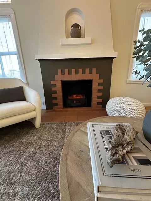 Living - 2426 West St, Berkeley, CA 94702 photo 4 of 5