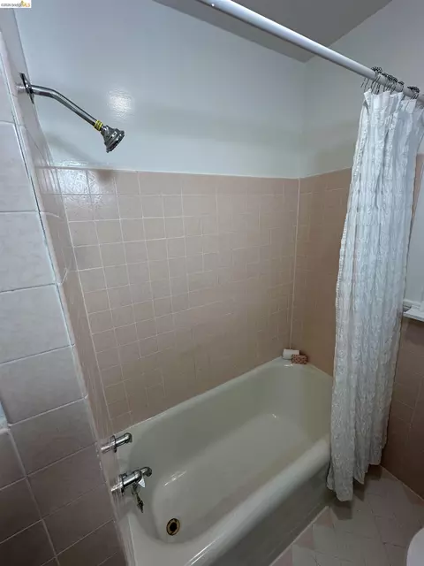 Bath - 2426 West St, Berkeley, CA 94702 photo 2 of 3