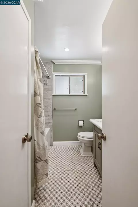 Bath - 486 Butterfield Pl, Moraga, CA 94556 photo 2 of 5