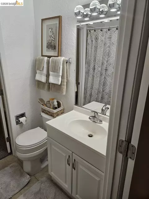 Bath - 1804 Derby St, Berkeley, CA 94703 photo 2 of 5