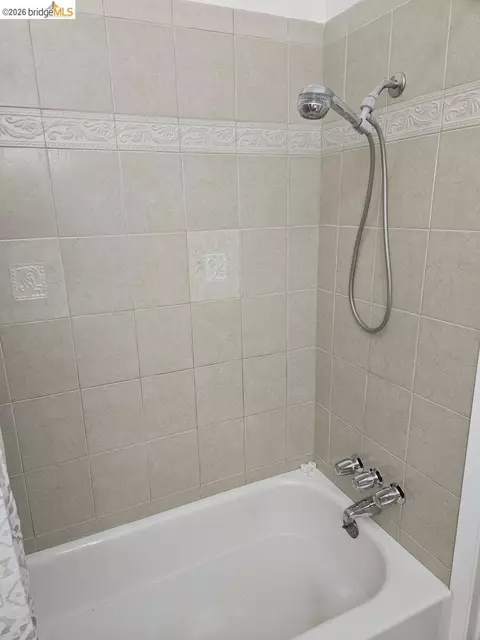 Bath - 1804 Derby St, Berkeley, CA 94703 photo 3 of 5