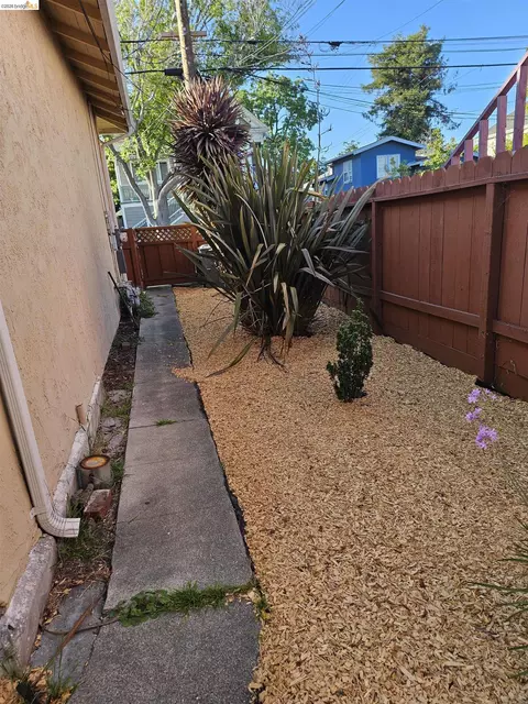 Exterior - 1804 Derby St, Berkeley, CA 94703 photo 4 of 6
