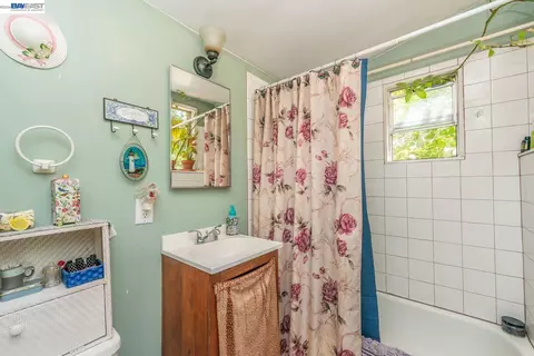 Bath - 891 Salt Flat Rd, Lewiston, CA 96052 photo 3 of 3