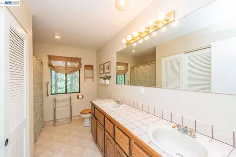 Bath - 891 Salt Flat Rd, Lewiston, CA 96052 photo 2 of 3