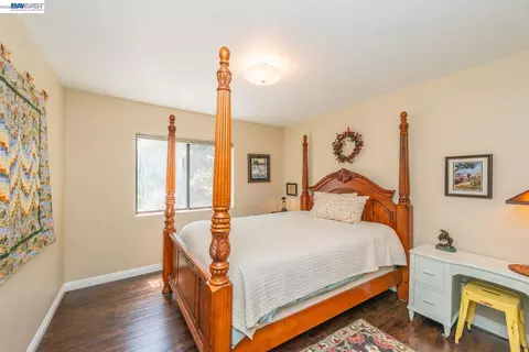 Bedroom - 891 Salt Flat Rd, Lewiston, CA 96052 photo 4 of 5