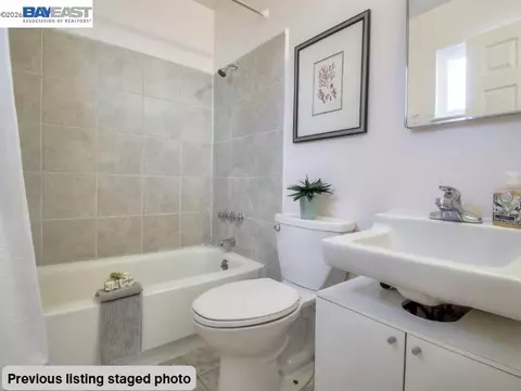 Bath - 1536 Carleton St, Berkeley, CA 94703 photo 2 of 3