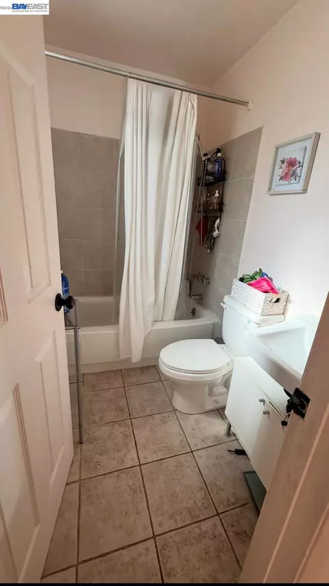 Bath - 1536 Carleton St, Berkeley, CA 94703 photo 1 of 3