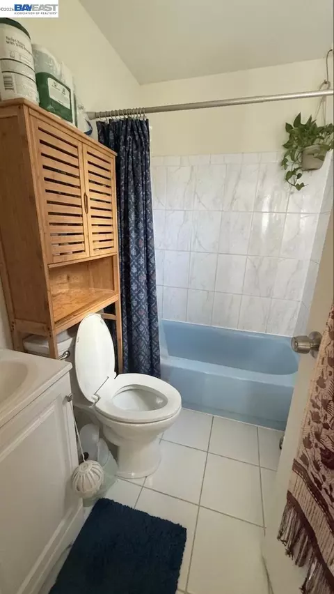 Bath - 1536 Carleton St, Berkeley, CA 94703 photo 3 of 3