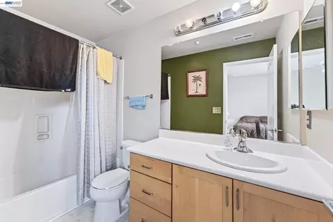 Bath - 655 Veranda Cir, Hayward, CA 94541 photo 2 of 3