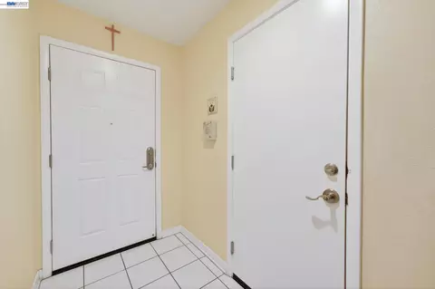 Entry Way - 655 Veranda Cir, Hayward, CA 94541 photo 2 of 5