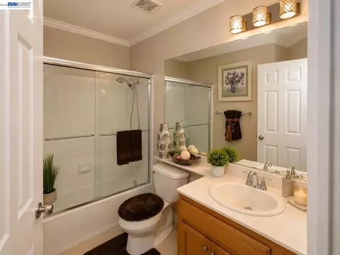 Bath - 1356 Gentry Ln, Tracy, CA 95377 photo 3 of 4